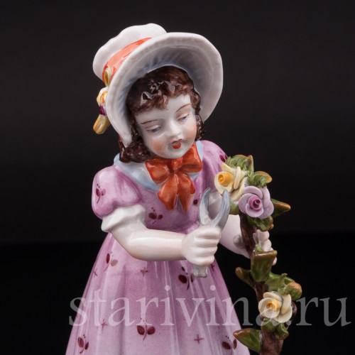 Фигурка из фарфора Девочка, срезающая розы Volkstedt, Германия, после 1935 г.