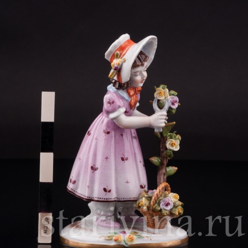 Фигурка из фарфора Девочка, срезающая розы Volkstedt, Германия, после 1935 г.