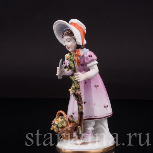 Фигурка из фарфора Девочка, срезающая розы Volkstedt, Германия, после 1935 г.