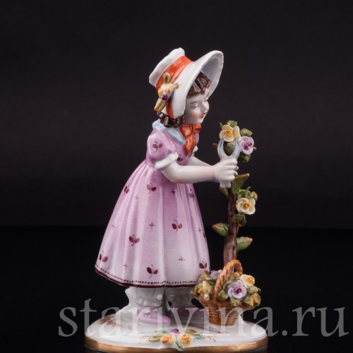 Фигурка из фарфора Девочка, срезающая розы Volkstedt, Германия, после 1935 г.