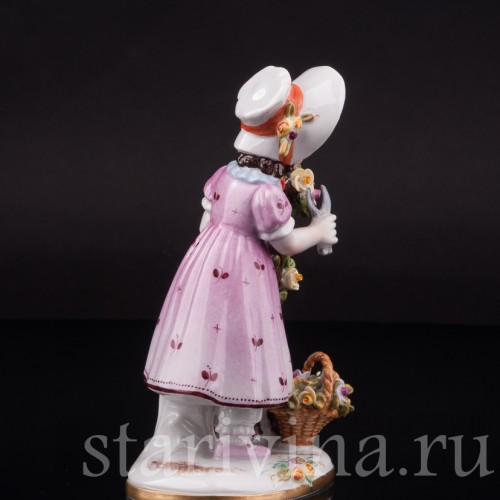 Фигурка из фарфора Девочка, срезающая розы Volkstedt, Германия, после 1935 г.