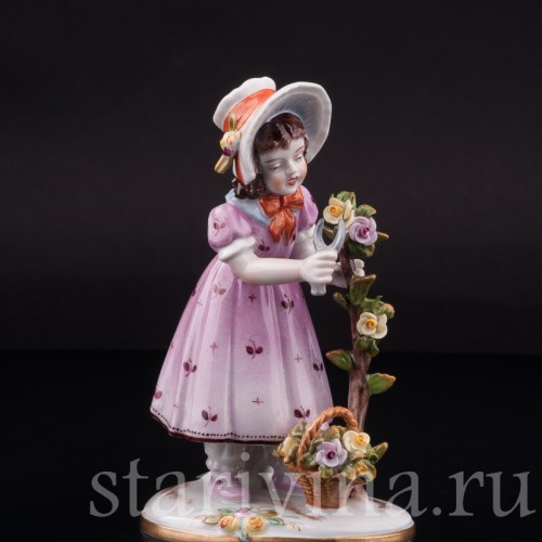 Фигурка из фарфора Девочка, срезающая розы Volkstedt, Германия, после 1935 г.