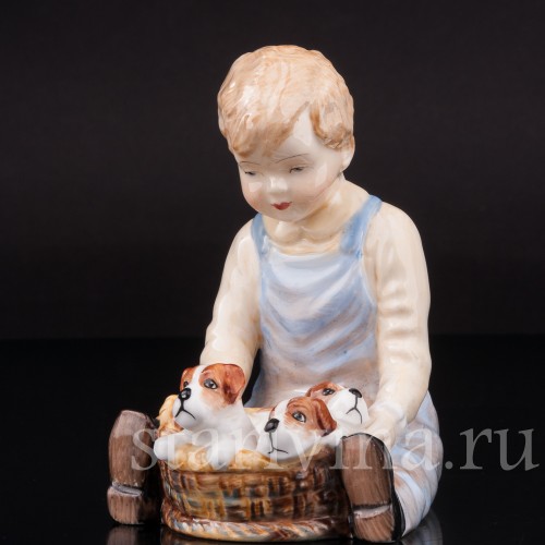 Фигурка из фарфора Мальчик со щенками, Paragon Англия, вт. пол. 20 века.