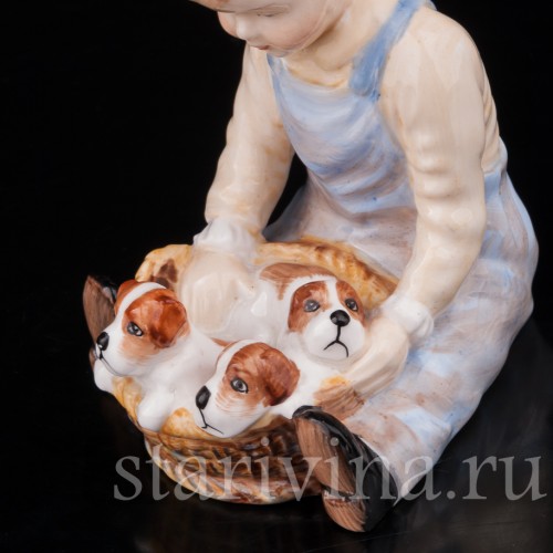 Фигурка из фарфора Мальчик со щенками, Paragon Англия, вт. пол. 20 века.