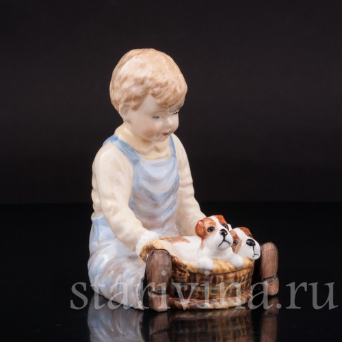 Фигурка из фарфора Мальчик со щенками, Paragon Англия, вт. пол. 20 века.