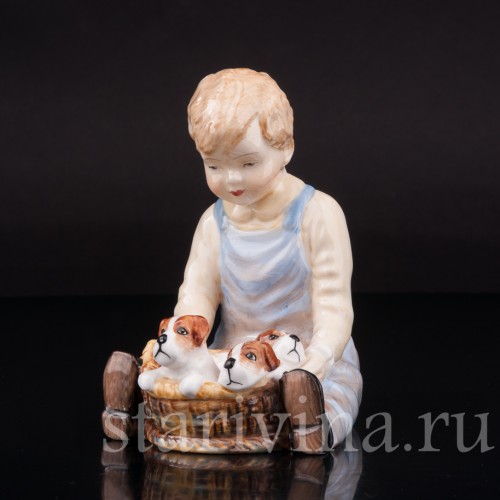 Фигурка из фарфора Мальчик со щенками, Paragon Англия, вт. пол. 20 века.