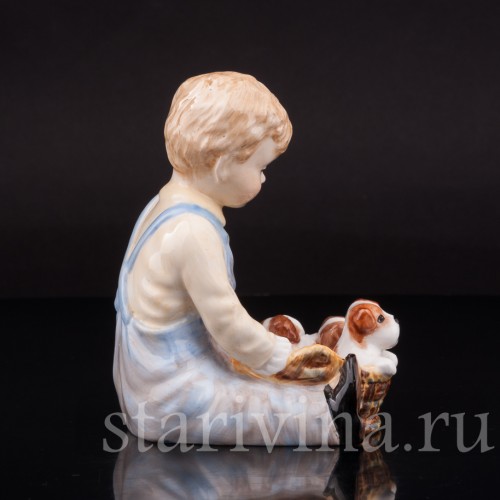 Фигурка из фарфора Мальчик со щенками, Paragon Англия, вт. пол. 20 века.