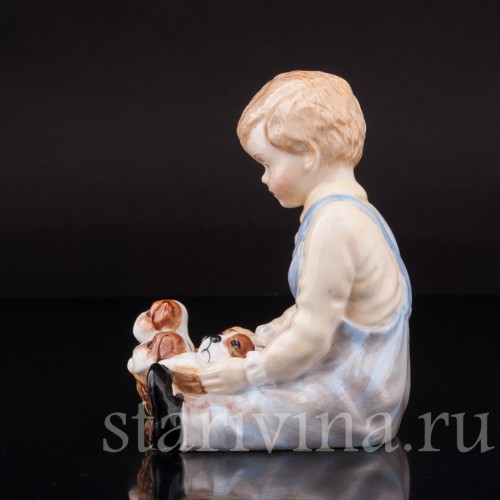 Фигурка из фарфора Мальчик со щенками, Paragon Англия, вт. пол. 20 века.