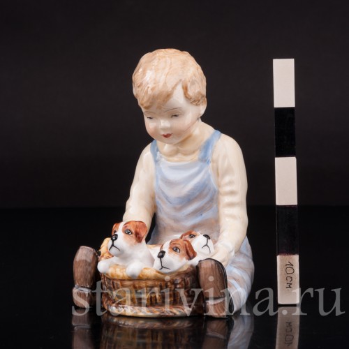 Фигурка из фарфора Мальчик со щенками, Paragon Англия, вт. пол. 20 века.