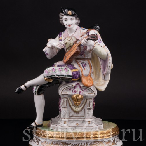 Фарфоровая статуэтка Кавалер с гитарой , Франция, 19 век.