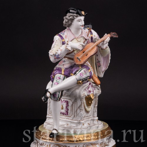 Фарфоровая статуэтка Кавалер с гитарой , Франция, 19 век.