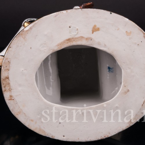 Фарфоровая статуэтка Кавалер с гитарой , Франция, 19 век.