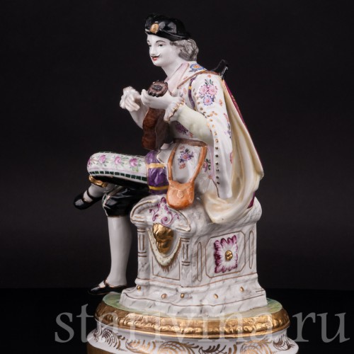 Фарфоровая статуэтка Кавалер с гитарой , Франция, 19 век.
