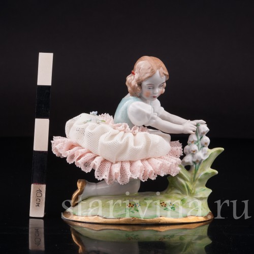 Фигурка из фарфора Девочка с ландышем, кружевная, Sitzendorf, Германия, сер. 20 в.