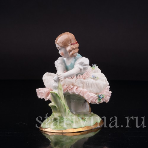 Фигурка из фарфора Девочка с ландышем, кружевная, Sitzendorf, Германия, сер. 20 в.