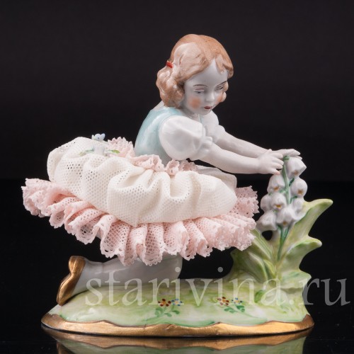 Фигурка из фарфора Девочка с ландышем, кружевная, Sitzendorf, Германия, сер. 20 в.