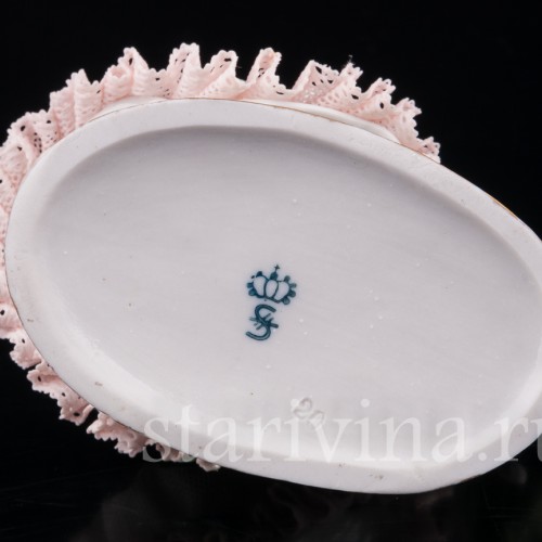 Фигурка из фарфора Девочка с ландышем, кружевная, Sitzendorf, Германия, сер. 20 в.