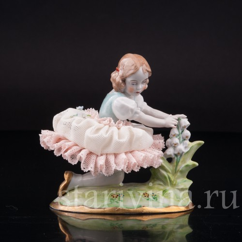 Фигурка из фарфора Девочка с ландышем, кружевная, Sitzendorf, Германия, сер. 20 в.