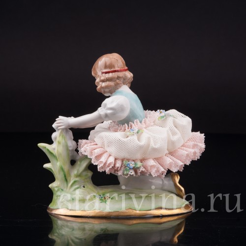 Фигурка из фарфора Девочка с ландышем, кружевная, Sitzendorf, Германия, сер. 20 в.