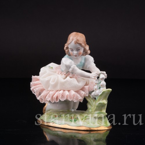 Фигурка из фарфора Девочка с ландышем, кружевная, Sitzendorf, Германия, сер. 20 в.