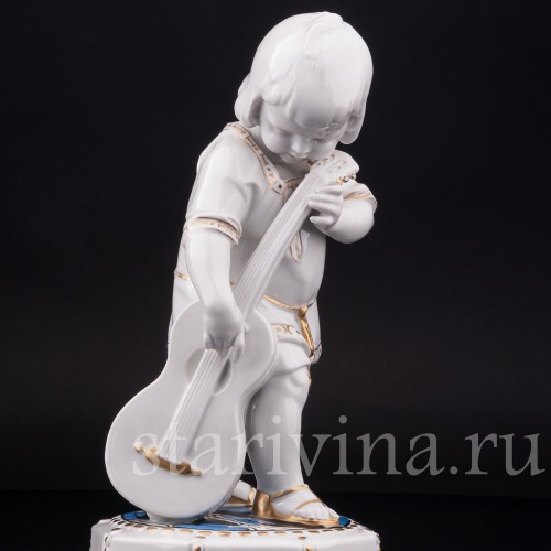 Фигурка из фарфора Мальчик с гитарой, Hertwig & Co, Германия, 1920-40 гг.