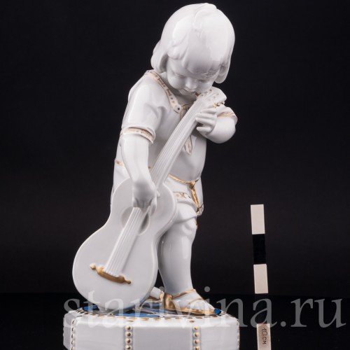 Фигурка из фарфора Мальчик с гитарой, Hertwig & Co, Германия, 1920-40 гг.