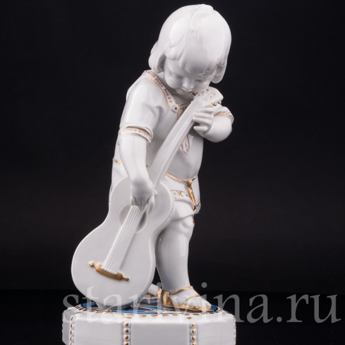 Фигурка из фарфора Мальчик с гитарой, Hertwig & Co, Германия, 1920-40 гг.