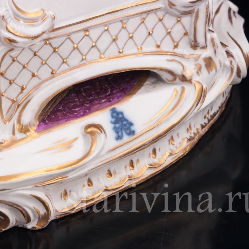 Композиция из фарфора Сцена у портшеза, кружевная, Volkstedt, Германия, нач. 20 в.