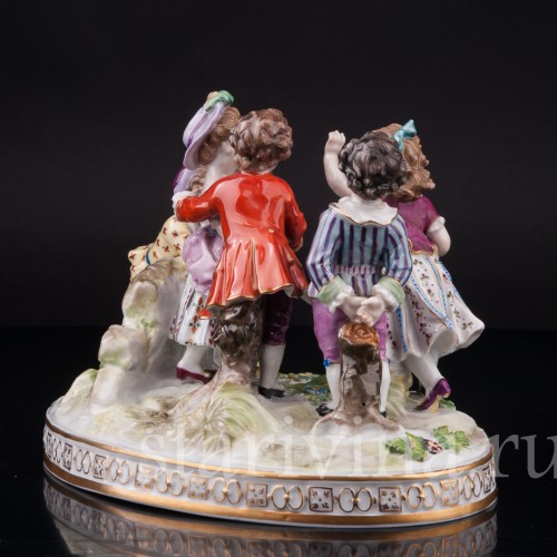 Композиция из фарфора Новая шляпка (играющие дети), Volkstedt, Германия, кон. 19 - нач. 20 вв.