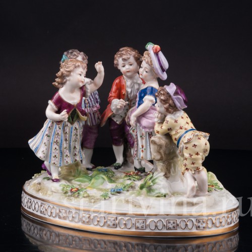 Композиция из фарфора Новая шляпка (играющие дети), Volkstedt, Германия, кон. 19 - нач. 20 вв.