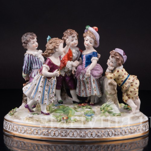 Композиция из фарфора Новая шляпка (играющие дети), Volkstedt, Германия, кон. 19 - нач. 20 вв.