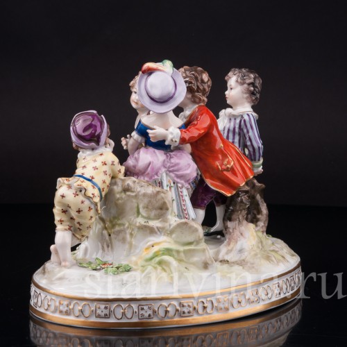 Композиция из фарфора Новая шляпка (играющие дети), Volkstedt, Германия, кон. 19 - нач. 20 вв.