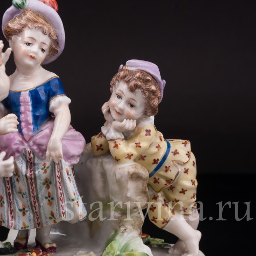 Композиция из фарфора Новая шляпка (играющие дети), Volkstedt, Германия, кон. 19 - нач. 20 вв.