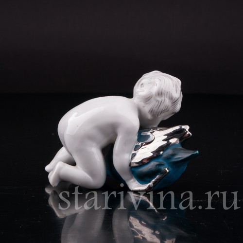 Фигурка из фарфора Малыш с гусем, миниатюра Hertwig & Co, Германия, 1920-30 гг.