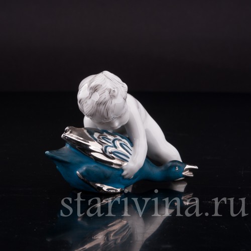 Фигурка из фарфора Малыш с гусем, миниатюра Hertwig & Co, Германия, 1920-30 гг.