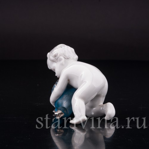 Фигурка из фарфора Малыш с гусем, миниатюра Hertwig & Co, Германия, 1920-30 гг.