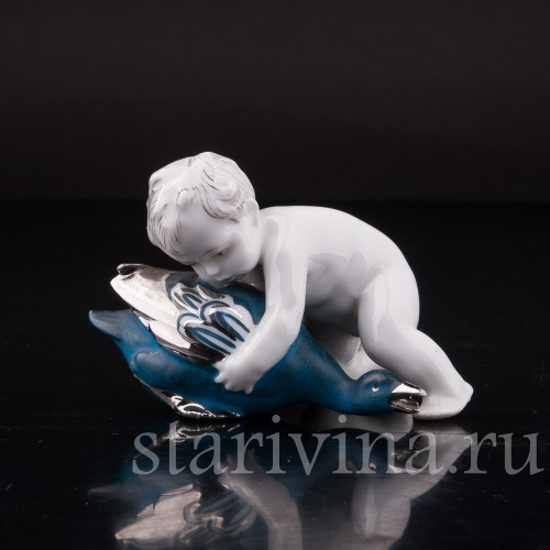 Фигурка из фарфора Малыш с гусем, миниатюра Hertwig & Co, Германия, 1920-30 гг.