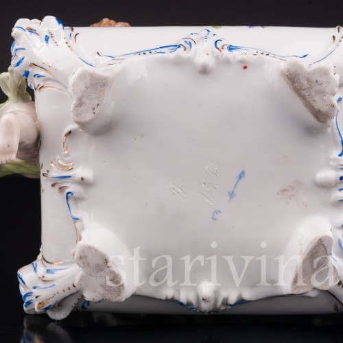 Фарфоровая фигурка Путти со шкатулкой, Германия, кон. 19, нач. 20 в.