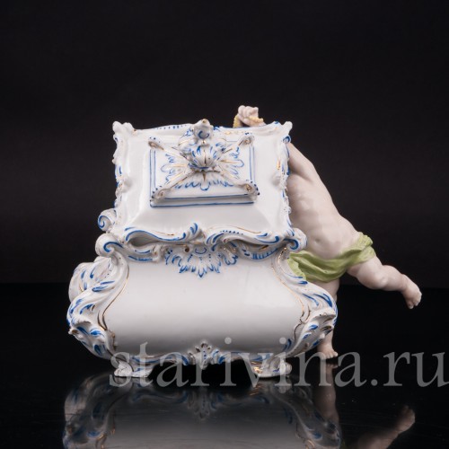 Фарфоровая фигурка Путти со шкатулкой, Германия, кон. 19, нач. 20 в.