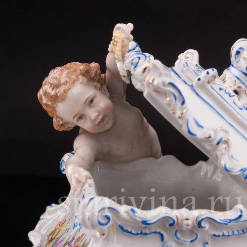 Фарфоровая фигурка Путти со шкатулкой, Германия, кон. 19, нач. 20 в.