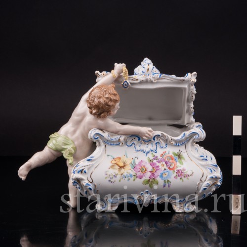 Фарфоровая фигурка Путти со шкатулкой, Германия, кон. 19, нач. 20 в.