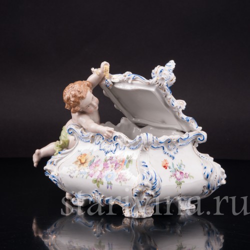 Фарфоровая фигурка Путти со шкатулкой, Германия, кон. 19, нач. 20 в.
