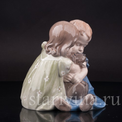 Фигурка из фарфора Дети, обнимающие таксу Royal Copenhagen, Дания, 1967 год.