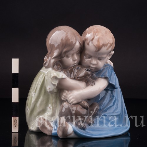 Фигурка из фарфора Дети, обнимающие таксу Royal Copenhagen, Дания, 1967 год.