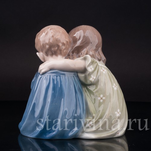 Фигурка из фарфора Дети, обнимающие таксу Royal Copenhagen, Дания, 1967 год.