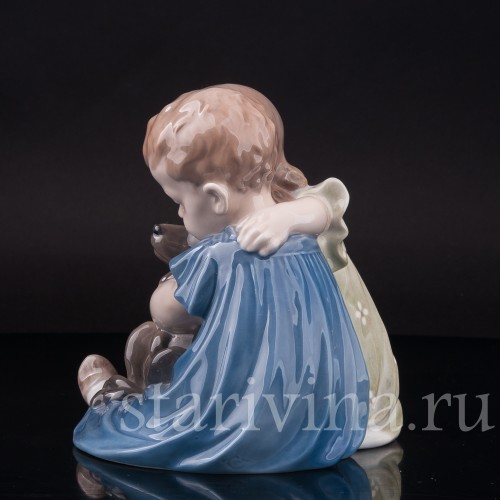 Фигурка из фарфора Дети, обнимающие таксу Royal Copenhagen, Дания, 1967 год.