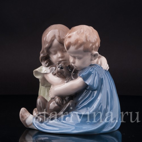 Фигурка из фарфора Дети, обнимающие таксу Royal Copenhagen, Дания, 1967 год.