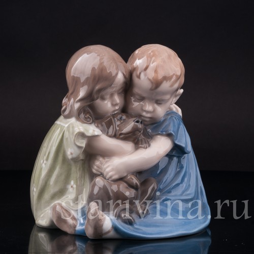Фигурка из фарфора Дети, обнимающие таксу Royal Copenhagen, Дания, 1967 год.
