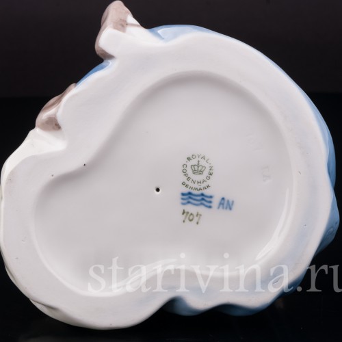 Фигурка из фарфора Дети, обнимающие таксу Royal Copenhagen, Дания, 1967 год.