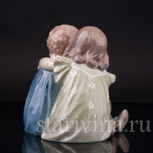 Фигурка из фарфора Дети, обнимающие таксу Royal Copenhagen, Дания, 1967 год.
